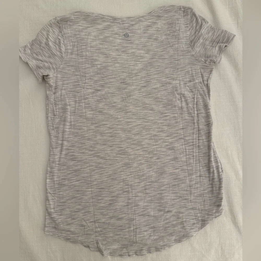 lululemon athletica Heathered Gray Short Sleeve Tee - Picture 3 of 4